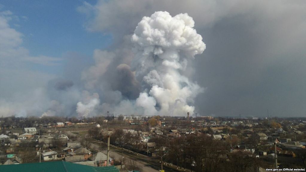 “Ситуація контрольована, рятувальники чергують, однак…”: Вночі у Балаклії прогриміло ще декілька вибухів