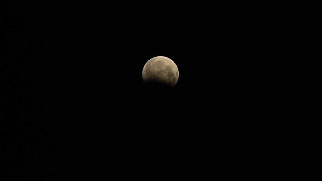 Планета потоне в темряві на кілька годин: Неймовірне місячне затемнення українці зможуть спостерігати вже сьогодні