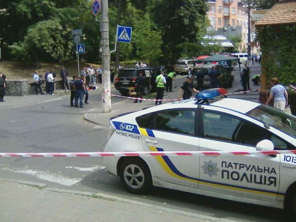 Попередженням від конкурентів: У Києві розстріляли авто відомого бізнесмена