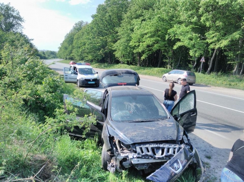 “Хотів уникнути зіткнення, але…”: Авто вщент розтрощилося у ДТП на Львівщині