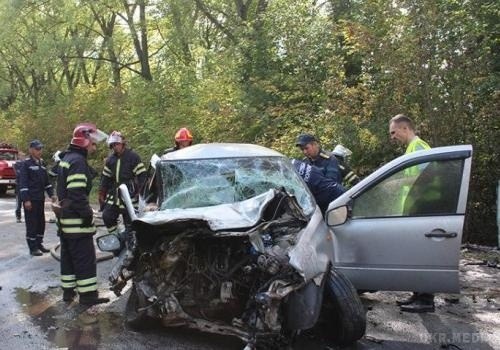 Чиновник на службовій автівці влетів в КамАЗ: Двоє людей загинуло, багато постраждалих