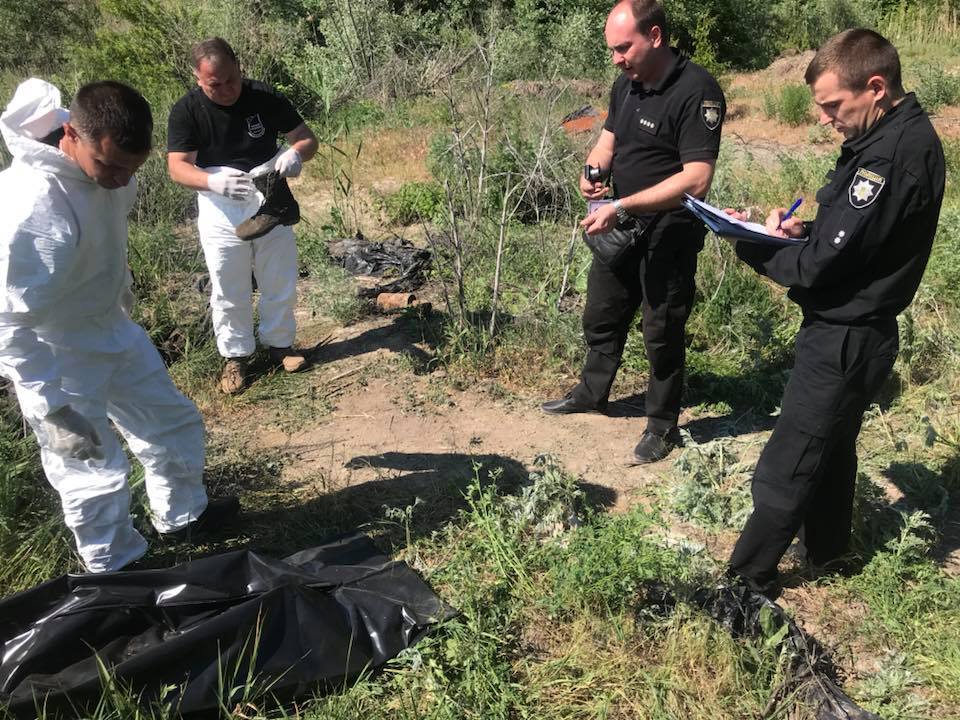 “Це потрібно не закопати, а поховати”: Активісти розкопали особисті речі бійців, що загинули в Іловайському котлі