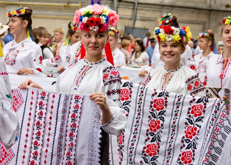“Безкоштовно пускати у метро та…”: Як завтра в Україні будуть святкувати день вишиванки
