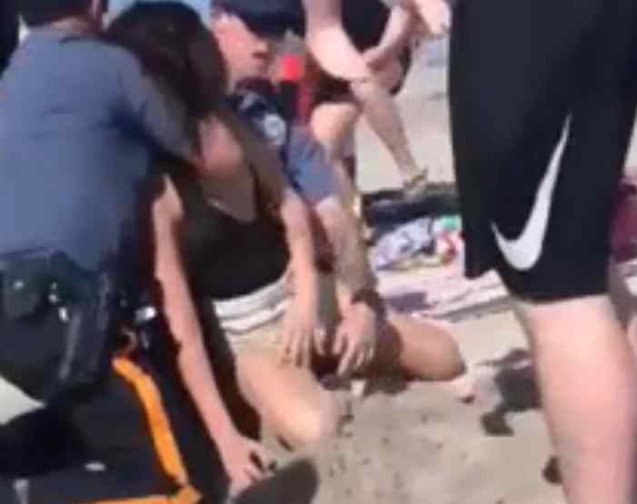 “Ударив по голові і почав душити”: Поліцейський побив відпочиваючу на пляжі дівчину прямо на очах у її дочки