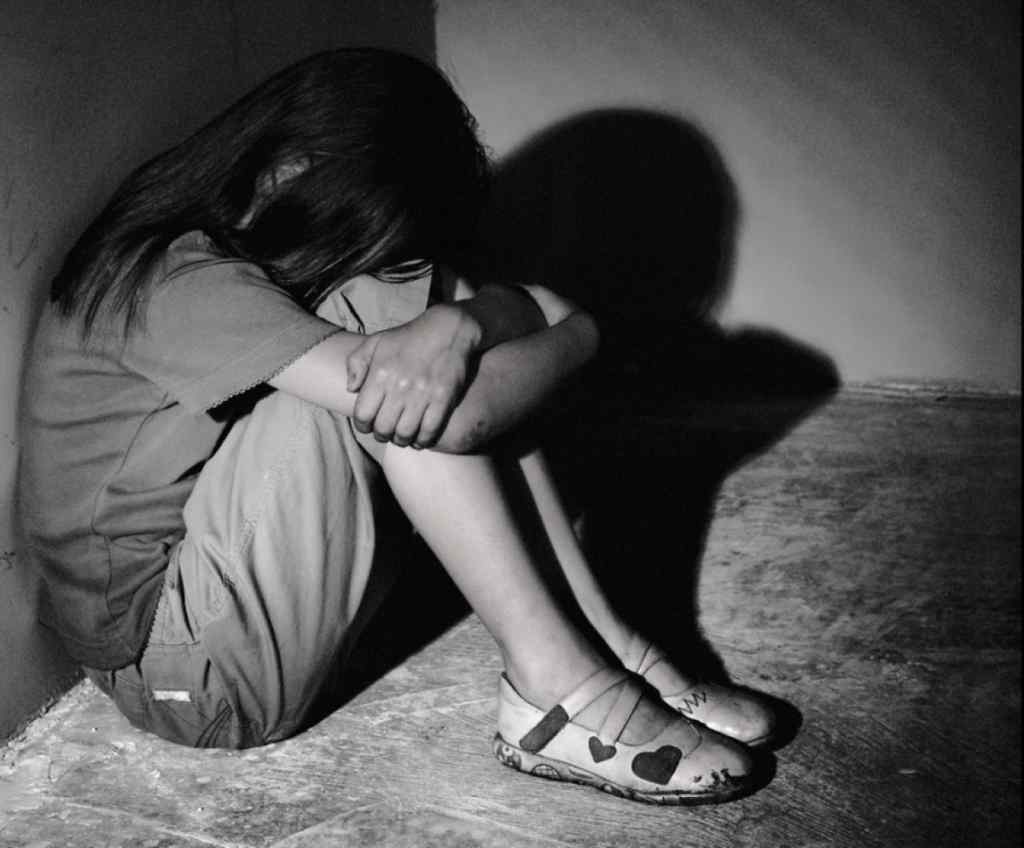 “Заводив дитину в найближчі будинки й знущався”: Спецпризначенець державної охорони 3 місяці гвалтував маленьку дівчинку