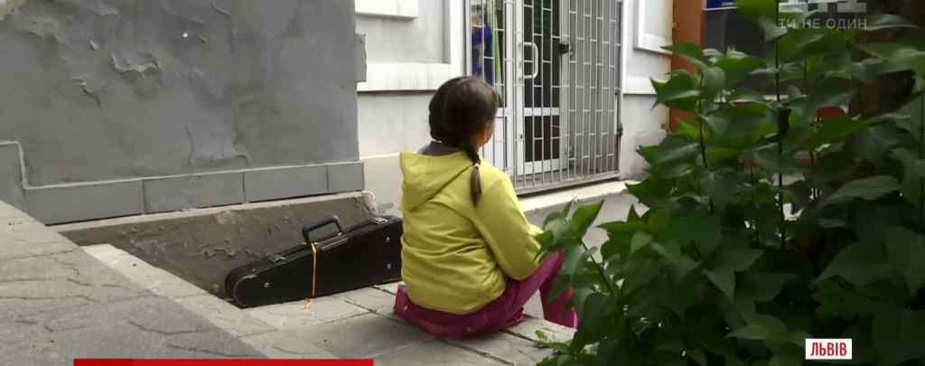 “Підійшла, смикнула мене за волосся і почала бити по голові”: У Львові продавчиня жорстоко побила 8-річну дівчинку