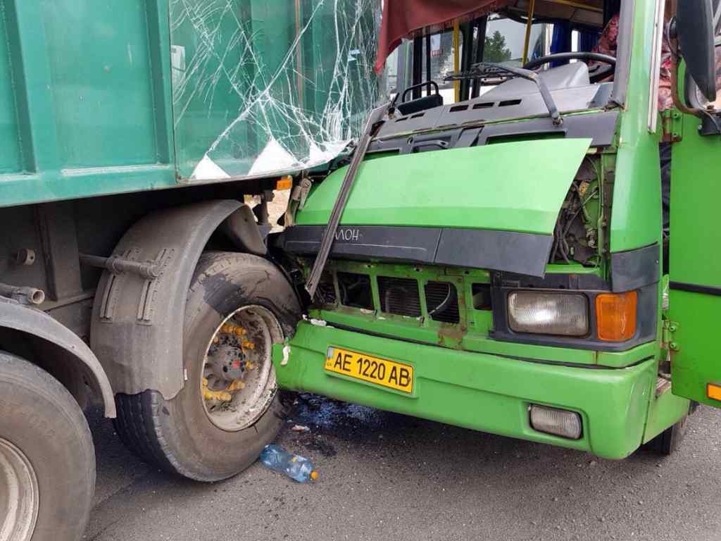“Автобус зіткнувся з вантажівкою”: Постраждали 22 особи