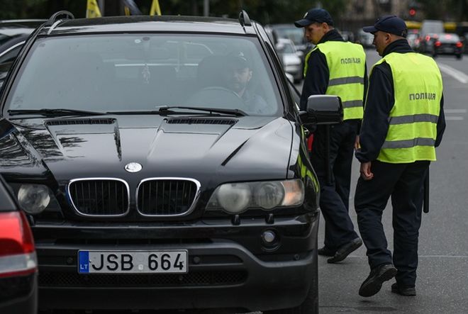 “Ввозити авто в Україну тепер буде простіше”: Президент підписав важливий закон