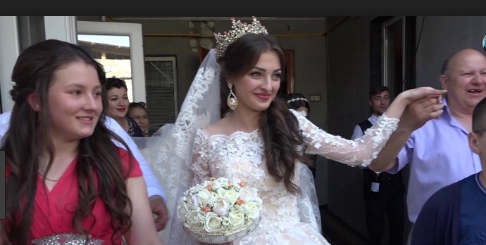 Сукня від кутюр і 2 кіло золота: Весілля 16-річної внучки циганського барона приголомшило Мережу