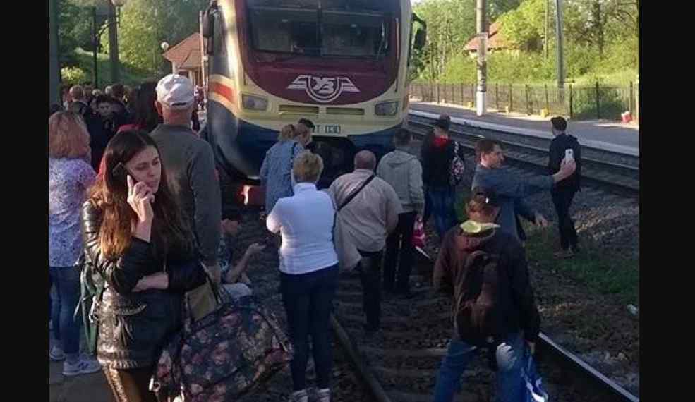 “Обурені люди повиходили прямо на колію”: На Львівщині десятки мешканців зупинили рух поїзда