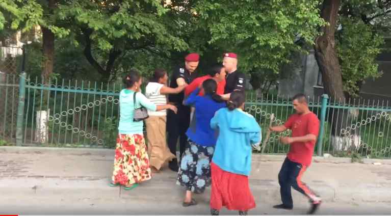 “Накинулися з палицями”: П’яні роми побили двох дітей і поліцейських