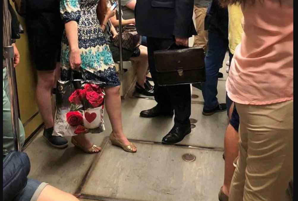 Поближче до народу: У Мережі глузують з міністра, який вирішив покататись у метро