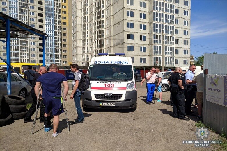 “Розшукується автомобіль, у якому перебувають 4-5 осіб кавказької зовнішності”: У Києві підстрелили СБУ-шника