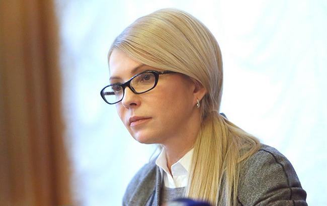 “Вже час повертатися в професію”: Тимошенко “потролила” Порошенка, привітавши зі святом