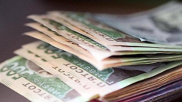 “Близько 50 тисяч гривень”: Кабмін знову піднімає зарплати чиновникам