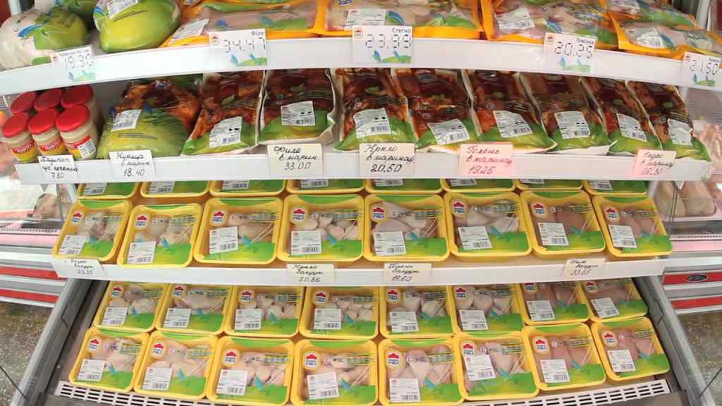 Заробляють на “своїх”: В Україні курятину відомого бренду продають значно дорожче, ніж закордоном