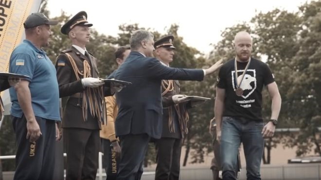 Що сталось з військовим, який публічно відмовився потиснути руку Порошенку