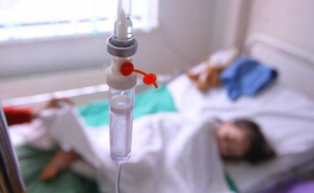 Скаржилися на біль у животі та нудоту: З невідомих причин до лікарні терміново доставили 12 дітей