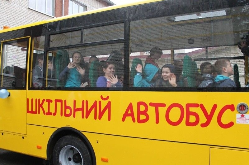 “Зніс білборд, вилетів на зустрічну і врізався у автомобіль”: Автобус із львівськими учнями потрапив у ДТП