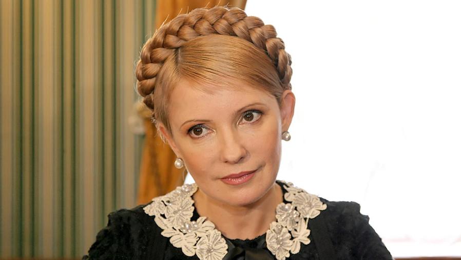 “Бракує лише батога…”: Відомий блогер показав фото Тимошенко, яка оголила пікантну частину тіла