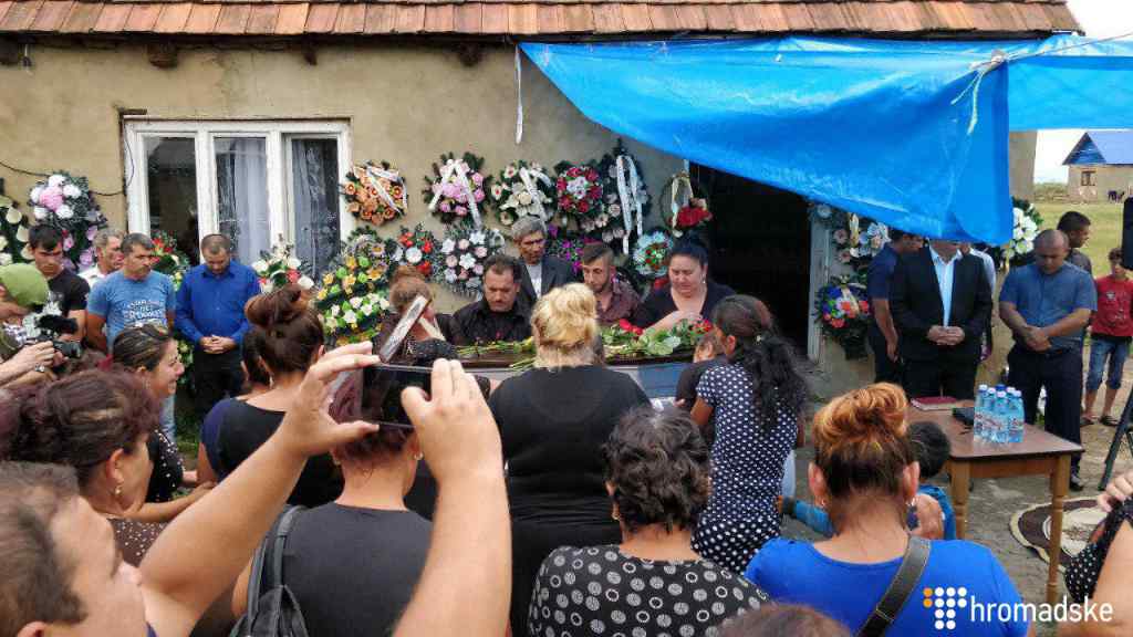 “Прощання триває вже другий день”: На Закарпатті  зі сльозами на очах ховають вбитого у Львові 24-річного рома