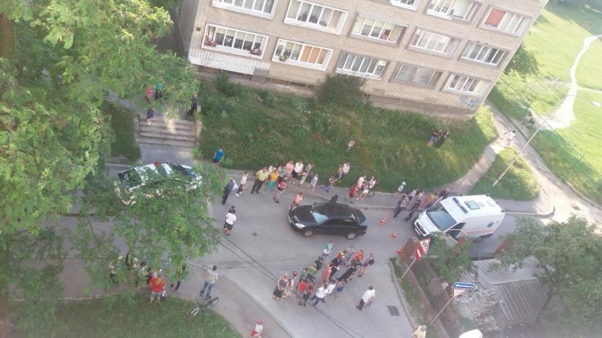 “До прибуття медиків дитина лежала у салоні”: У Львові авто збило 5-річного хлопчика