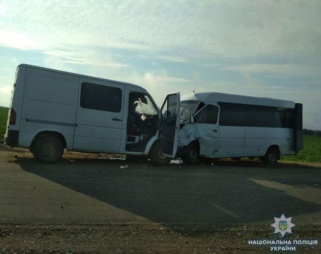 Маршрутка і вантажний мікроавтобус не поділили дорогу: В Одесі сталася гучна аварія
