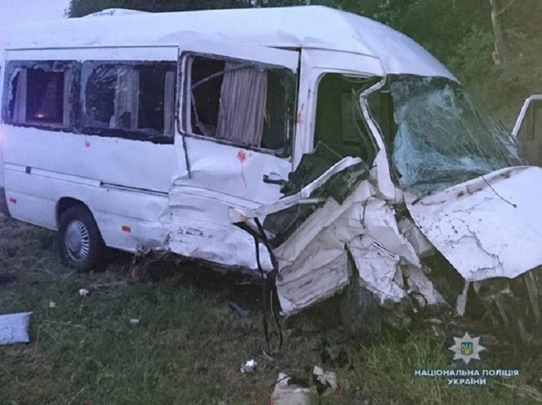 Водій загинув на місці: На Львівщині “лоб в лоб” зіткнулись два мікроавтобуси, госпіталізовано 9 осіб