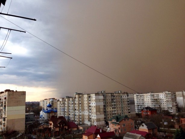 “Судний день”: Потужна піщана буря накрила Харків (відео)