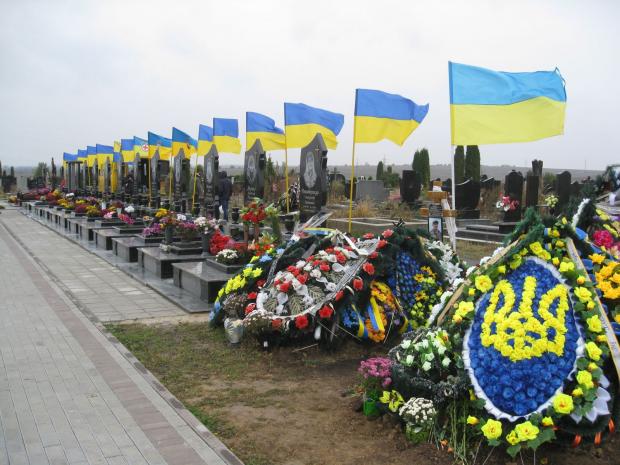 “Всі приїхали висловити співчуття, а він…”: Мер одного з міст вразив українців своїм вчинком на могилі воїна