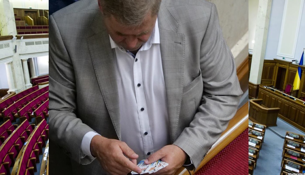 “Зібрав роял стріт флеш”: Скандального депутата від “Опоблоку” підловили на ганебному занятті в Раді