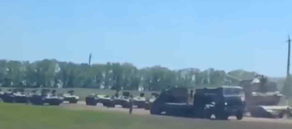 “Вони готуються”: Біля кордону з Україною зафіксували колону російської військової техніки