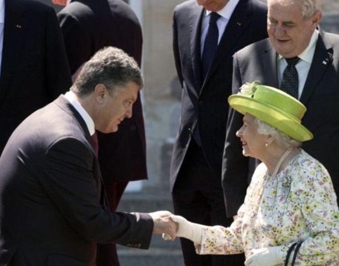 “Від імені народу України та від себе…”: Порошенко привітав королеву Єлизавету ІІ з Днем Народження
