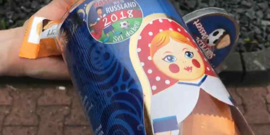 “Смакують, як в Росії”: В Україні розгорівся гучний скандал, через цукерки, які рекламують ЧС-2018
