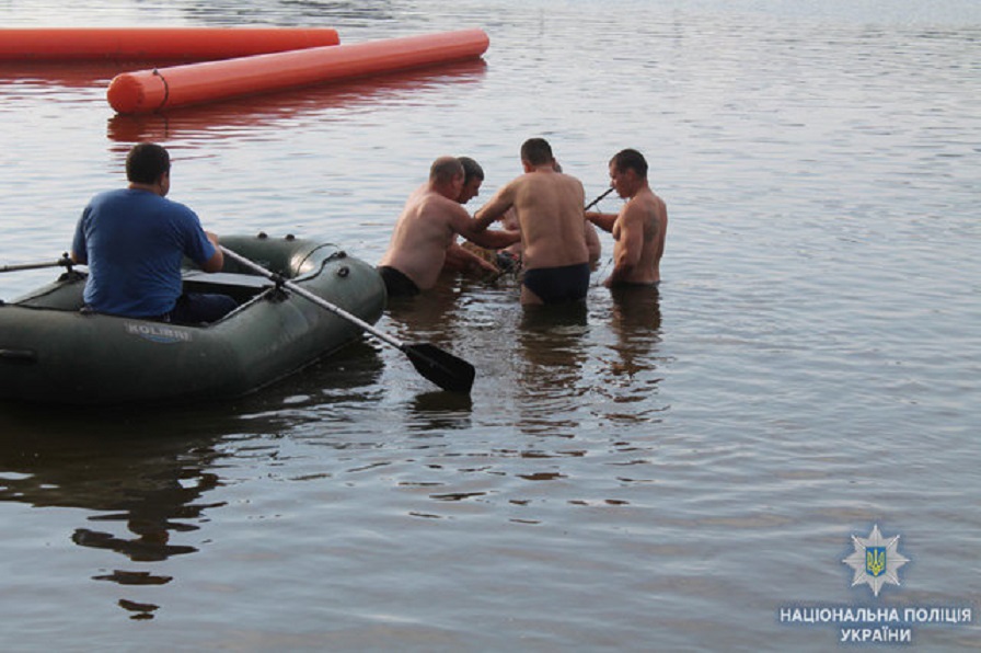Розвага, яка стала трагедією: В Одесі потонула дівчинка, спустившись з гори у воду