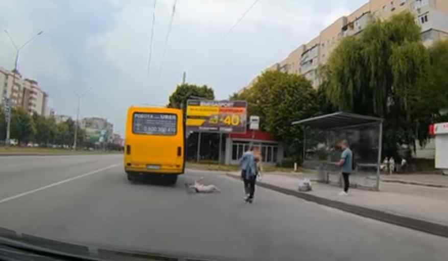 “Забув закрити двері …”: У Львові з маршрутки на дорогу вилетіла дитина
