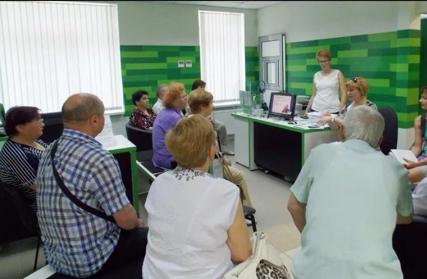 “Прив’язати відбитки пальців до картки”: Що готує українцям “Приватбанк”