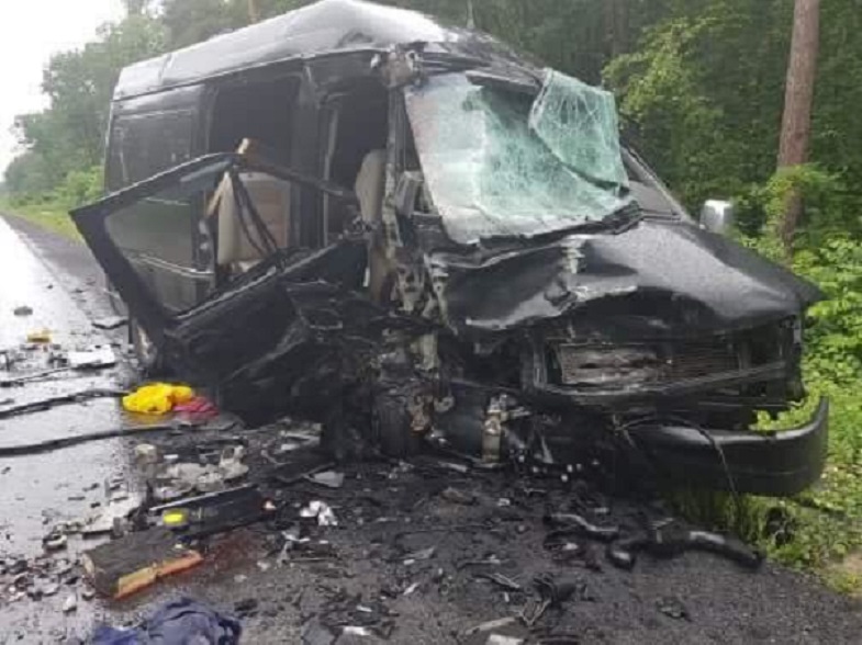 Моторошна ДТП на Львівщині: Постраждало вісім пасажирів, один помер на місці