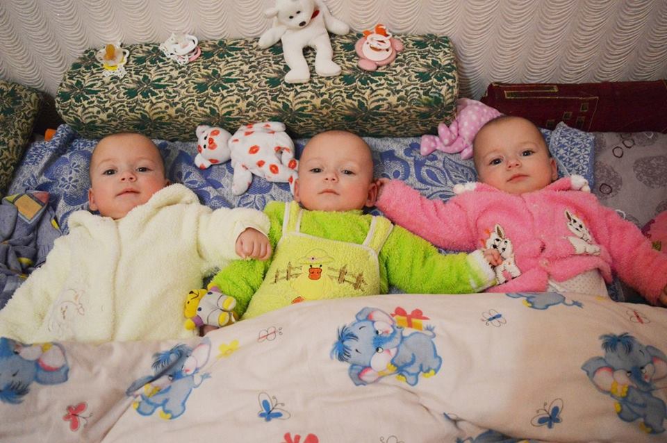 “Щось буквально видавлювало немовля назовні”: Як українка народила трійню з різницею у 38 днів. Неймовірна історія!
