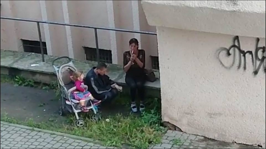 “Малятко у візочку за ними спостерігало”: Львів’яни-наркомани колються просто на вулиці (Відео)