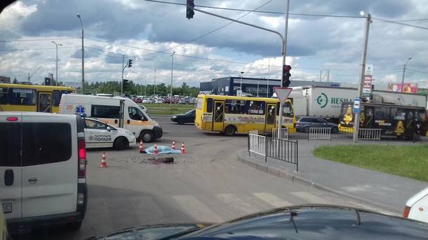 “Тіло пролежало на дорозі більше трьох годин”: У Львові вантажівка на смерть збила жінку