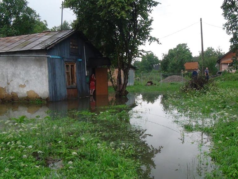 Терміново! Негода на Прикарпатті наробила лиха: пошкоджені дороги та затоплені села