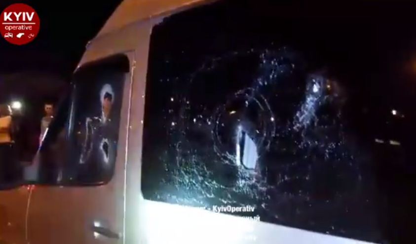 Прямо біля метро: В Києві невідомі розстріляли мікроавтобус