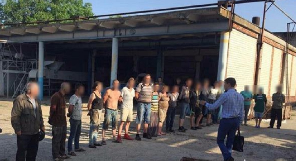 У нелюдських умовах тримали у рабстві 30 українців: Серед звільнених вагітна жінка