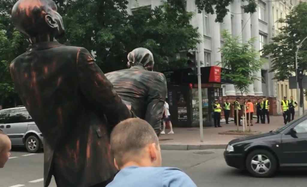 “Путін на гей-параді в Києві”: Мережу підірвала скандальна скульптура Президента РФ, яку спробували пронести активісти