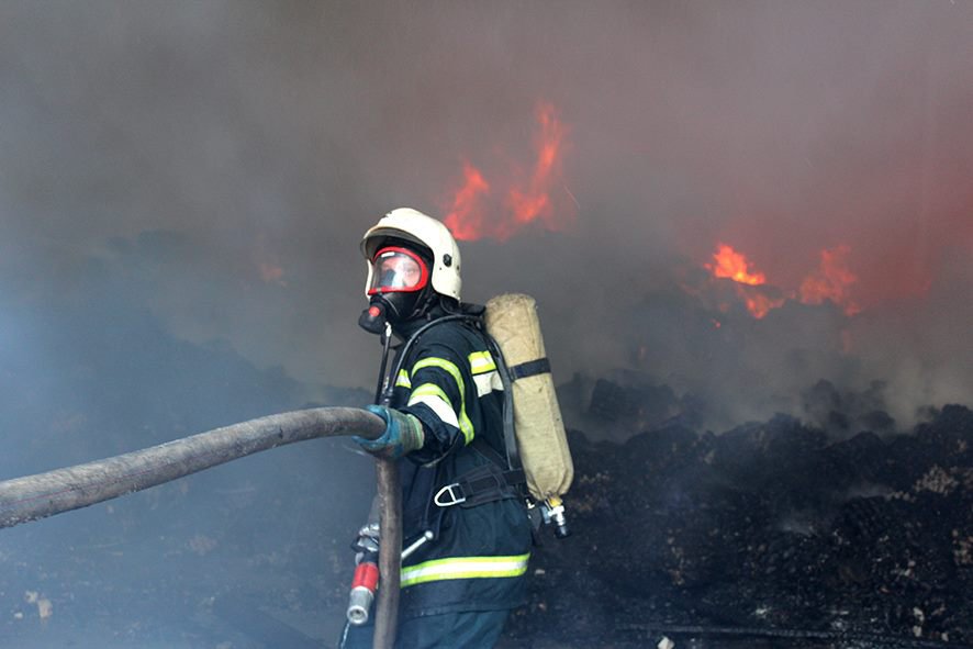 “Покрівля могла обрушитися на людей”: Рятувальники ризикували життям, щоб загасити пожежу