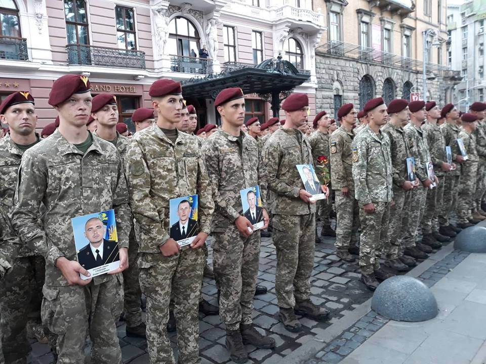 “З портретами загиблих друзів та сльозами на очах”: Перші фото зі зворушливої зустрічі воїнів у Львові
