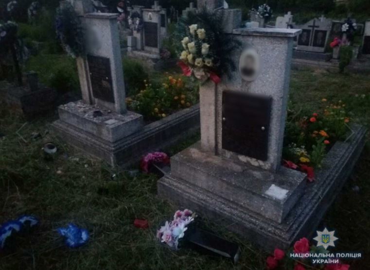 Троє дітей вчинили справжній погром на кладовищі: Що чекає на вандалів
