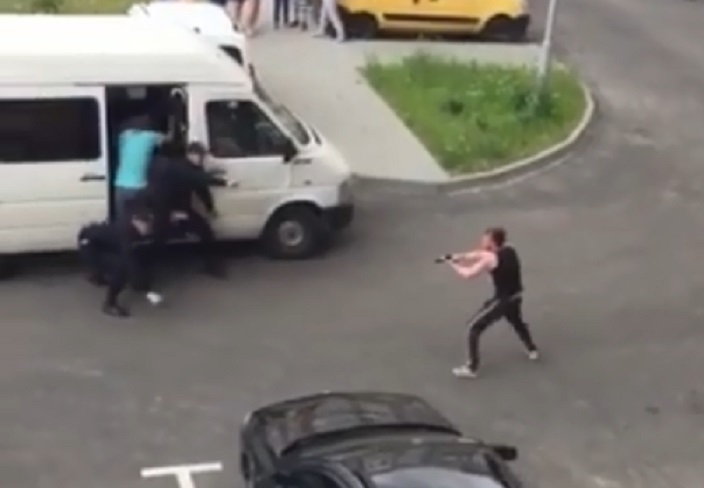 “Вихопив у поліцейського пістолет і втік …”: У Мережі з’явилося скандальне відео затримання українськими поліцейськими
