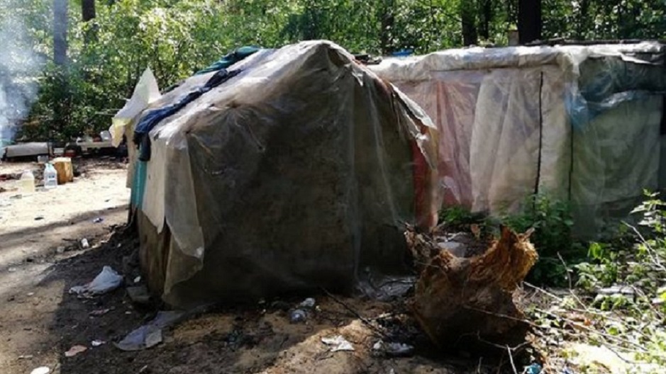 “З сокирами і молотами”: У Києві хулігани знов напали на табір ромів